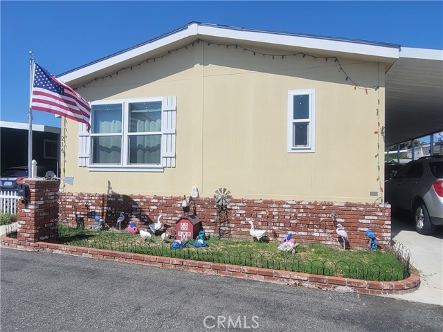 Detail Gallery Image 1 of 11 For 214 Sequoia Way, Santa Ana,  CA 92703 - 3 Beds | 2 Baths