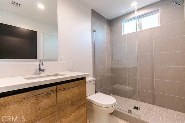 Detail Gallery Image 16 of 28 For 5020 Pickford St, Los Angeles,  CA 90019 - 3 Beds | 3 Baths