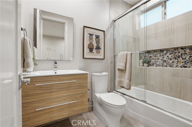 Detail Gallery Image 18 of 67 For 1745 Spreckels Ln, Redondo Beach,  CA 90278 - 3 Beds | 4/1 Baths