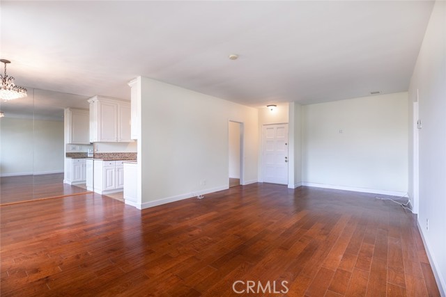 Detail Gallery Image 8 of 31 For 530 S Barrington #305,  Los Angeles,  CA 90049 - 2 Beds | 2 Baths