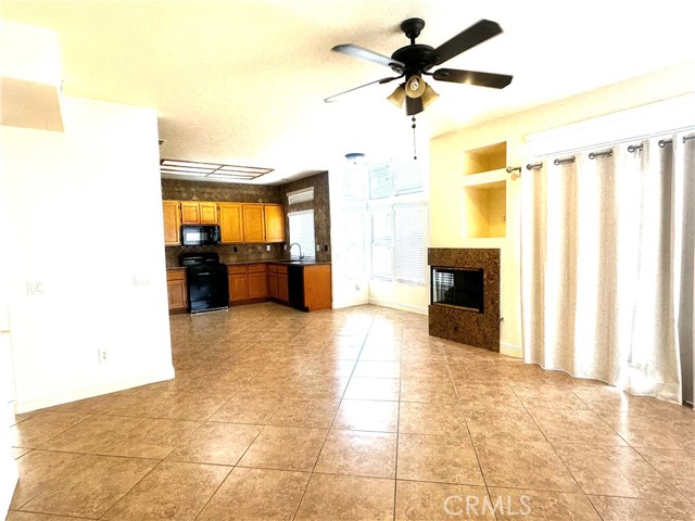 Detail Gallery Image 4 of 23 For 12433 Kokomo Cir, Victorville,  CA 92392 - 4 Beds | 3 Baths