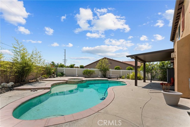 1600 Liv Court, Redlands CA: https://media.crmls.org/medias/fa849ba2-35ba-48bb-8dfe-c612e36ff9f1.jpg