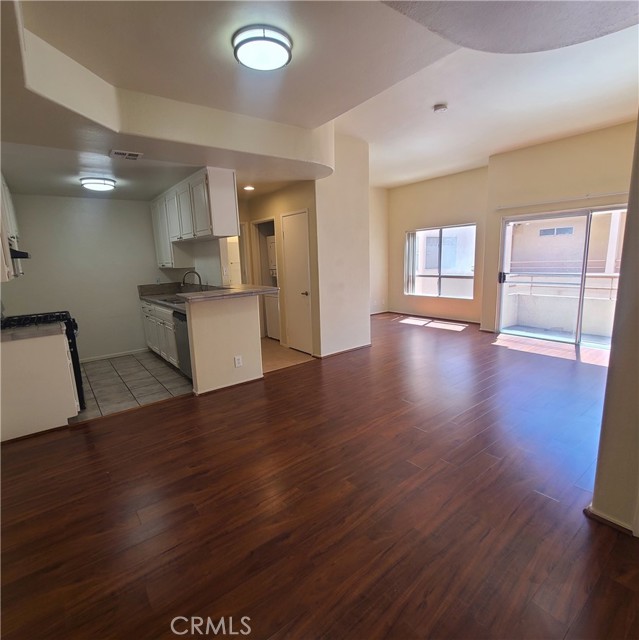 Detail Gallery Image 2 of 26 For 5060 Kester Ave #211,  Sherman Oaks,  CA 91403 - 2 Beds | 2 Baths