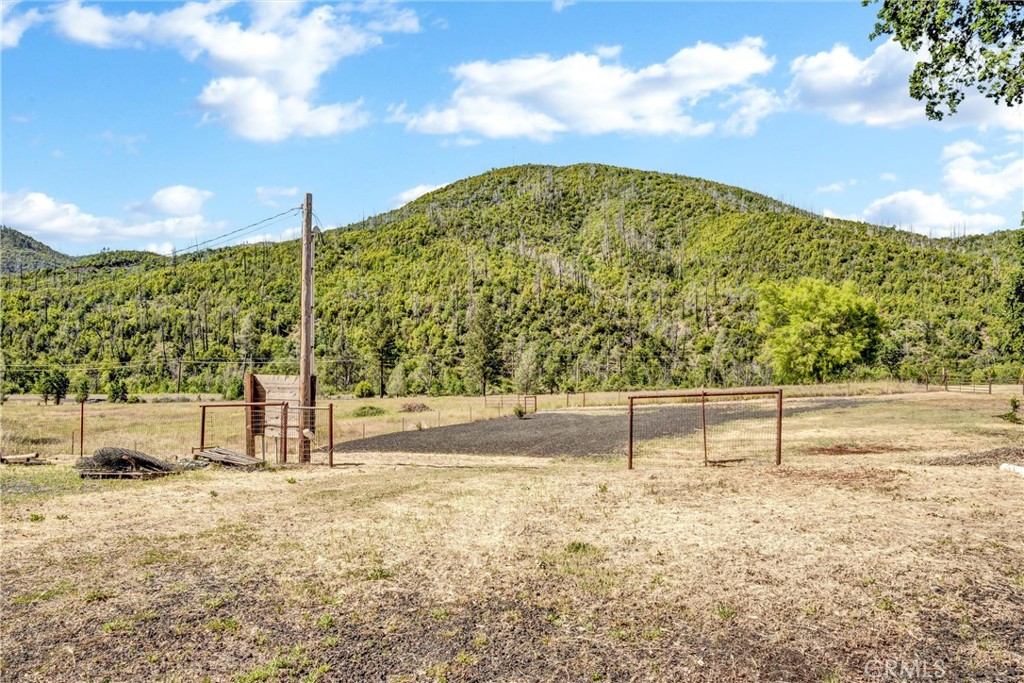 https://media.crmls.org/medias/fa88a166-9ba3-44f1-9555-b037a65915ce.jpg?preset=X-Large