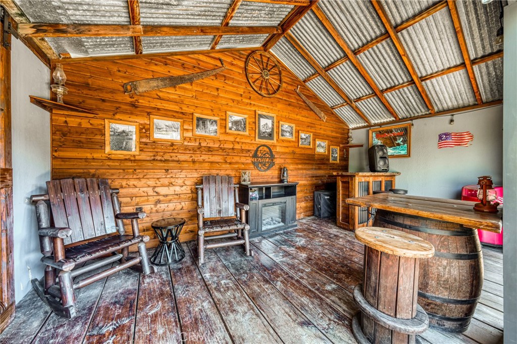 https://media.crmls.org/medias/fa8e96c1-933e-45c9-9006-73d8d7916bc2.jpg?preset=X-Large