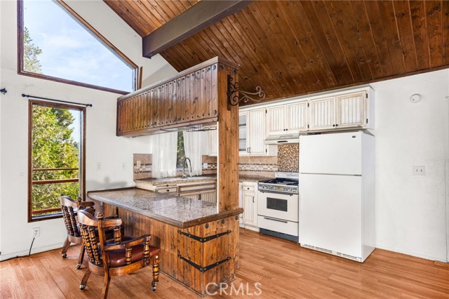 24333 Horst Drive, Crestline CA: https://media.crmls.org/medias/fa904e3b-bd3e-4a02-b01f-34ecce0525b2.jpg