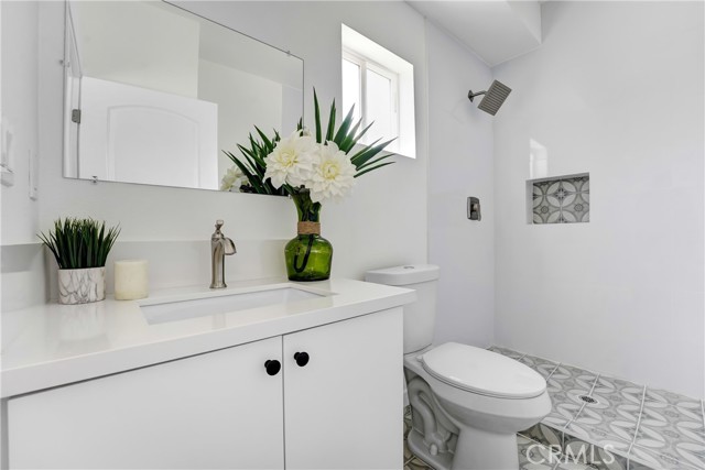 Detail Gallery Image 3 of 16 For 11950 Vanowen Ave, North Hollywood,  CA 91605 - 4 Beds | 3/1 Baths