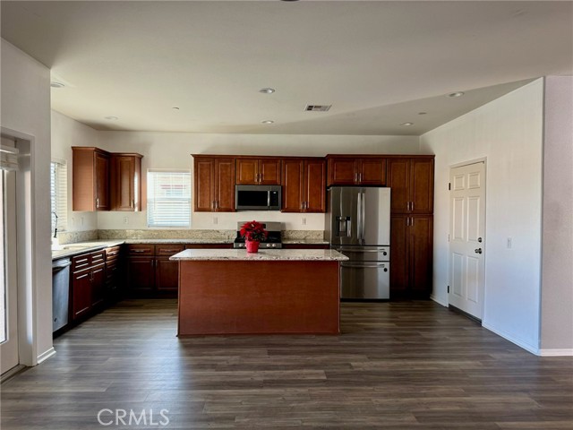 Detail Gallery Image 4 of 19 For 1891 Glisten Trl, San Jacinto,  CA 92582 - 5 Beds | 2/1 Baths