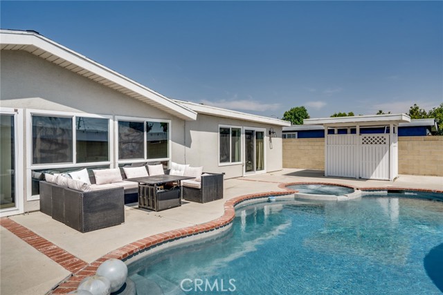 19202 Hickory Lane, Huntington Beach CA: https://media.crmls.org/medias/fa95f2de-f4bc-402d-a123-0e47ee13e568.jpg