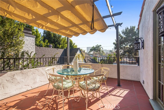 Detail Gallery Image 3 of 41 For 8246 4th St, Los Angeles,  CA 90048 - 2 Beds | 2 Baths