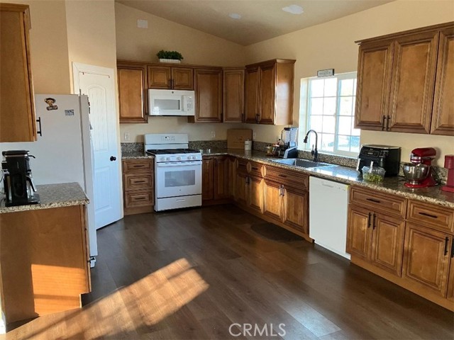 13207 El Rio Road, Victorville CA: https://media.crmls.org/medias/faa38de4-fce2-4cb4-a574-d29ddcf48e63.jpg