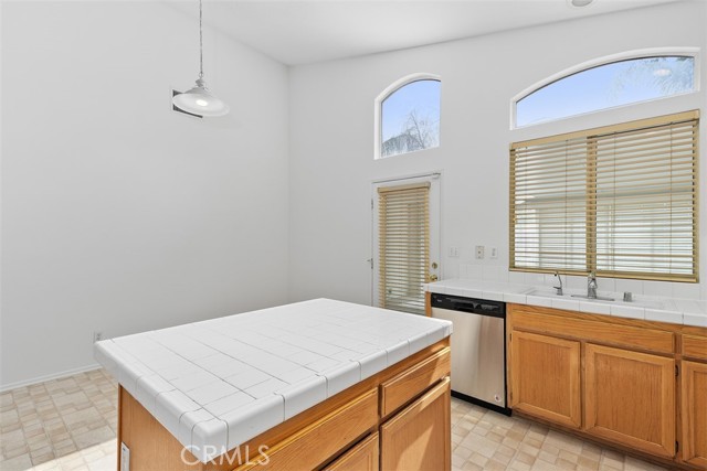 9523 Sunglow Ct., Rancho Cucamonga CA: https://media.crmls.org/medias/faa49ec3-9ec0-477e-8123-ffd8f6fad124.jpg