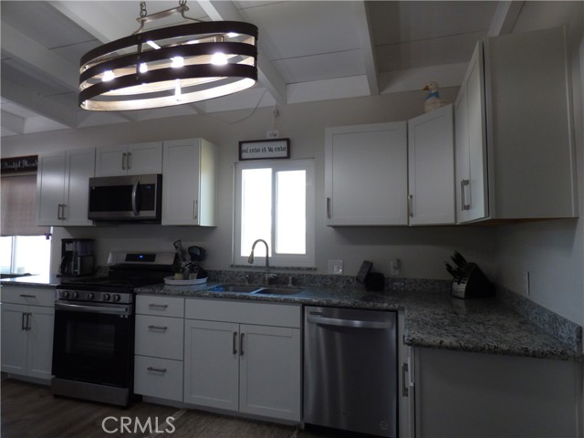 Detail Gallery Image 3 of 33 For 21990 Ramona Ave, Apple Valley,  CA 92307 - 3 Beds | 1/1 Baths