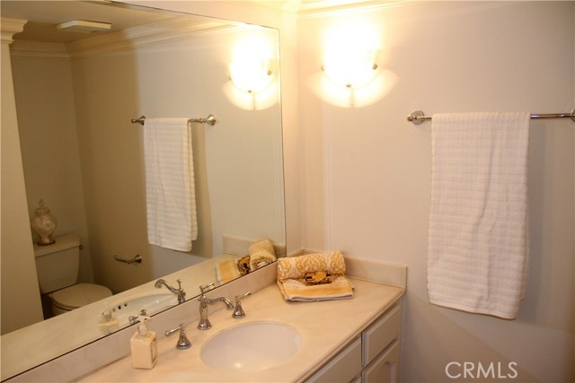 Detail Gallery Image 7 of 19 For 19381 Maidstone Ln, Huntington Beach,  CA 92648 - 2 Beds | 2/1 Baths