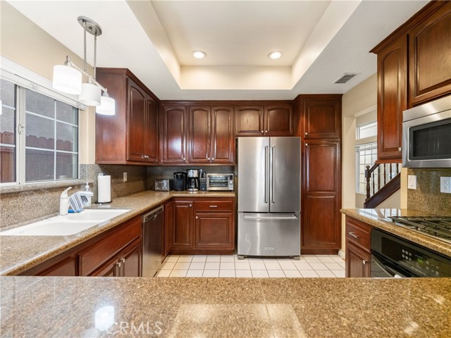 Detail Gallery Image 9 of 34 For 210 6th, Huntington Beach,  CA 92648 - 3 Beds | 2/2 Baths