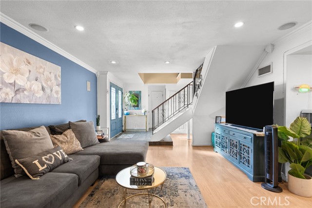 Detail Gallery Image 8 of 33 For 27466 Annette Jo, Saugus,  CA 91350 - 3 Beds | 3 Baths