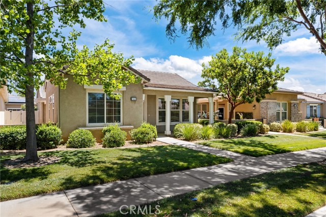 Detail Gallery Image 2 of 29 For 1568 Four Seasons Cir, Beaumont,  CA 92223 - 3 Beds | 2 Baths