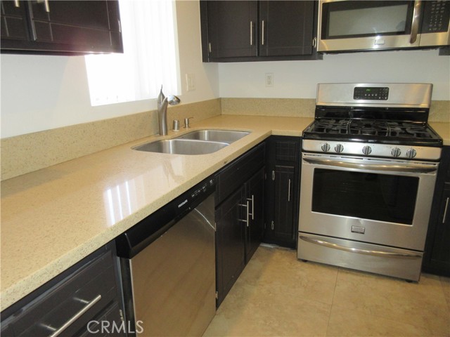 Detail Gallery Image 9 of 25 For 7330 Eton Ave #203,  Canoga Park,  CA 91303 - 2 Beds | 2 Baths