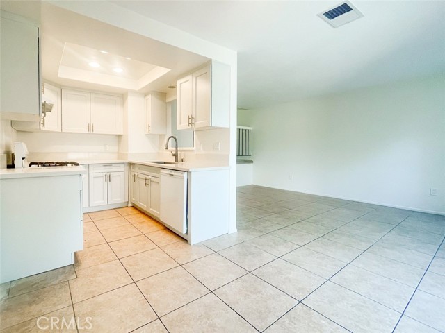 Detail Gallery Image 8 of 25 For 17081 Green Ln, Huntington Beach,  CA 92649 - – Beds | – Baths