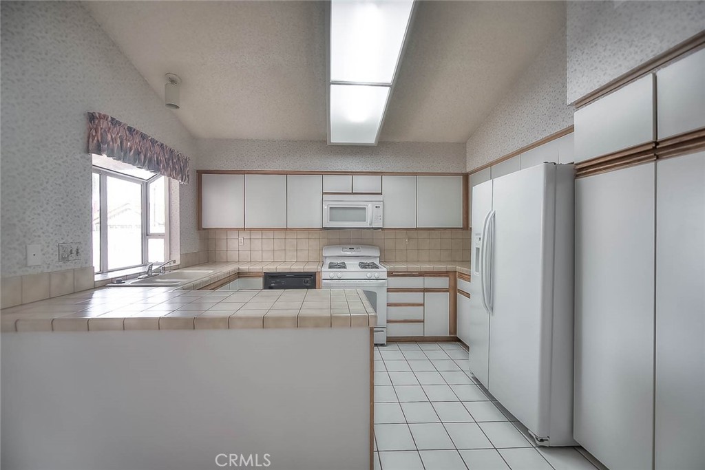 https://media.crmls.org/medias/faaa7ed2-b600-43e1-bfae-20db408a38e5.jpg?preset=X-Large