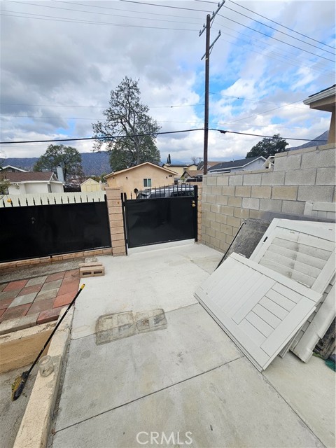 10558 Langmuir Avenue, Sunland CA: https://media.crmls.org/medias/faaba8d0-eb51-4d93-93e7-1d66045c6baf.jpg