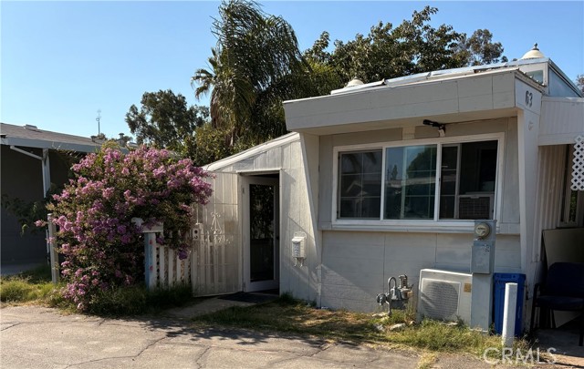 8787 Locust Ave, Fontana CA: https://media.crmls.org/medias/faaf22a6-4597-4f08-a7c6-de6e5f3f3139.jpg