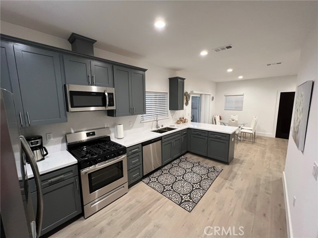 Detail Gallery Image 2 of 35 For 22050 Hart St, Canoga Park,  CA 91303 - 3 Beds | 3 Baths