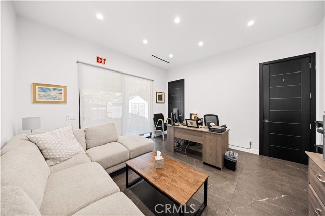 Detail Gallery Image 10 of 24 For 22913 Burbank, Woodland Hills,  CA 91367 - 11 Beds | 8 Baths