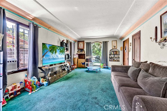 2184 Cedar Avenue, Long Beach CA: https://media.crmls.org/medias/fab4282a-786f-4b6c-8cc8-5189ed098760.jpg