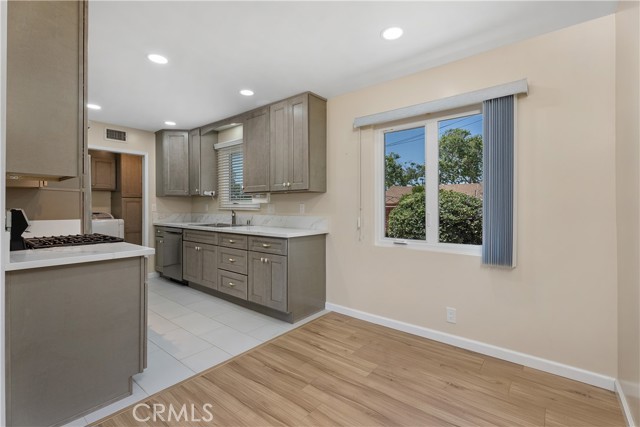 11747 Hollyview Drive, La Mirada CA: https://media.crmls.org/medias/fab45d87-cbad-4574-8a15-d004c2ec928f.jpg