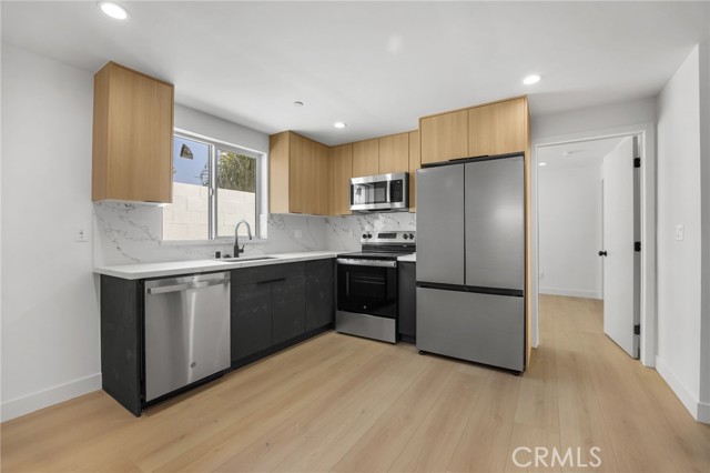 Detail Gallery Image 7 of 16 For 4513 Rosewood Ave #3,  Los Angeles,  CA 90004 - 3 Beds | 3 Baths