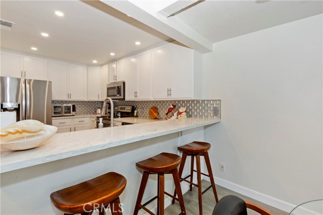 Detail Gallery Image 18 of 30 For 5226 Marina Pacifica Dr, Long Beach,  CA 90803 - 1 Beds | 1/1 Baths