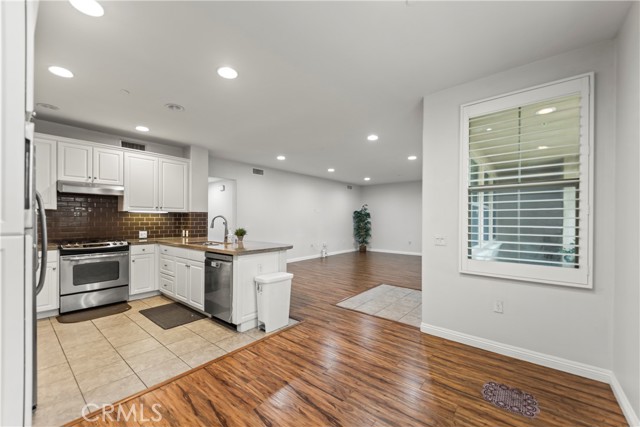 76 City Stroll, Irvine CA: https://media.crmls.org/medias/fab820b9-381f-4025-bf2c-ae790c114800.jpg