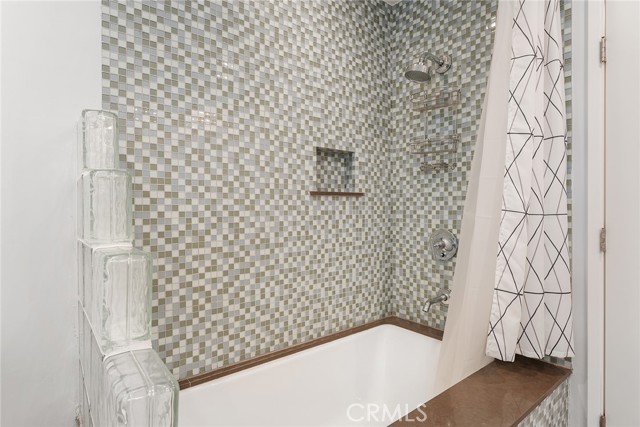 23642 Oxnard Street, Woodland Hills CA: https://media.crmls.org/medias/fabb824a-1691-4901-ab0d-4961c6129ef0.jpg