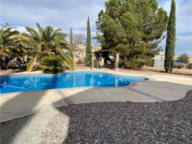 Detail Gallery Image 6 of 32 For 7614 Calpella Ave, Hesperia,  CA 92345 - 4 Beds | 3 Baths