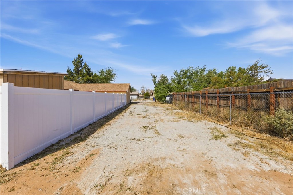 https://media.crmls.org/medias/fac23212-a898-437c-94d4-0fa0410f04c6.jpg?preset=X-Large
