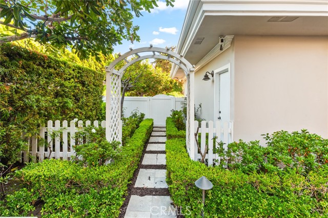 Detail Gallery Image 26 of 65 For 8 Rue Verte, Newport Beach,  CA 92660 - 3 Beds | 3/1 Baths