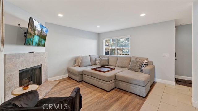 Detail Gallery Image 4 of 14 For 809 N Spurgeon St #2,  Santa Ana,  CA 92701 - 2 Beds | 2/1 Baths