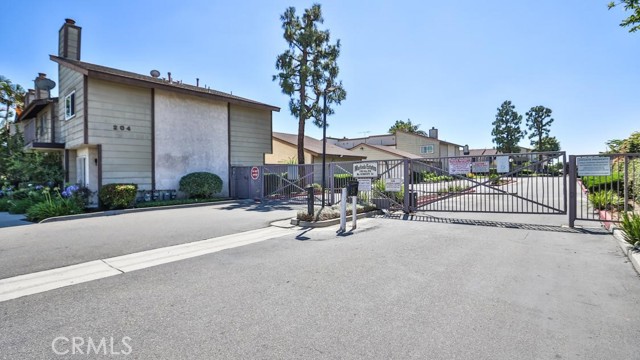 206 N Newhope Street, Santa Ana CA: https://media.crmls.org/medias/fad7197c-904b-4a60-8128-8e9610da09c7.jpg