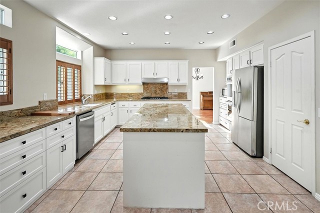 Detail Gallery Image 18 of 45 For 14433 Grandifloras Rd, Canyon Country,  CA 91387 - 4 Beds | 3 Baths