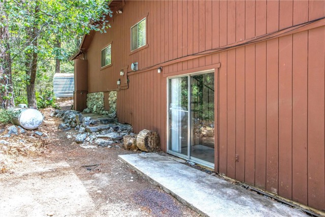 9269 Wood Road, Forest Falls CA: https://media.crmls.org/medias/fadabbd0-3d80-4fdc-b533-9777d1b91b7d.jpg