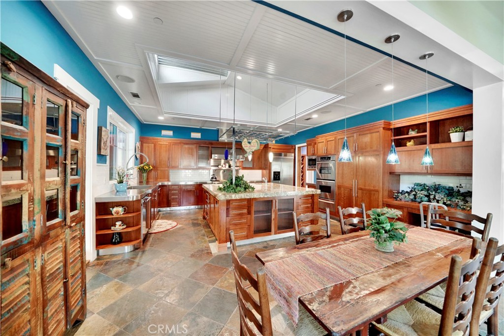 Eating area adjacent to the kitchen