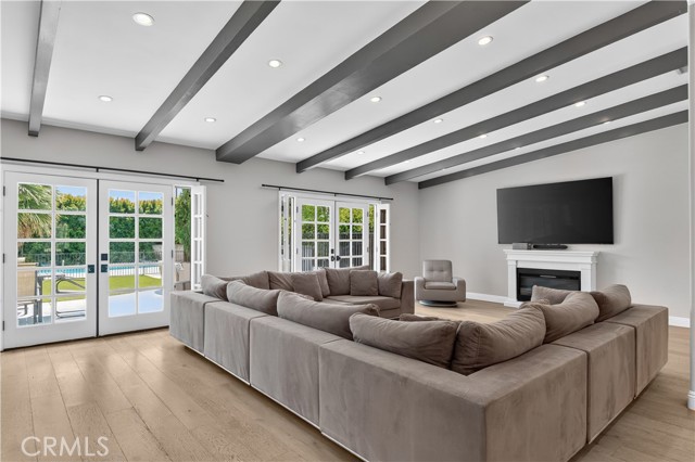 5274 Crebs Avenue, Tarzana CA: https://media.crmls.org/medias/fae07516-b1f2-40e9-9dbd-8e99ba470c2f.jpg