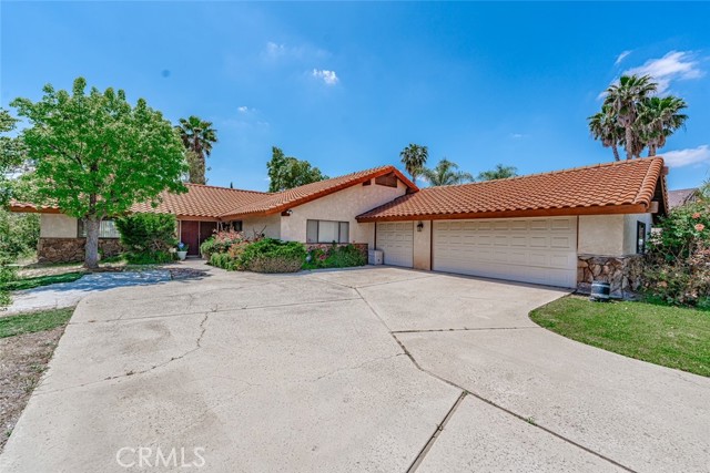 Detail Gallery Image 4 of 31 For 12129 Vista De Cerros Dr, Moreno Valley,  CA 92555 - 4 Beds | 2/1 Baths