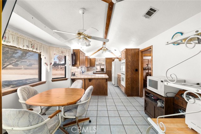 Detail Gallery Image 7 of 61 For 9925 Balsam, Hesperia,  CA 92345 - 3 Beds | 3 Baths