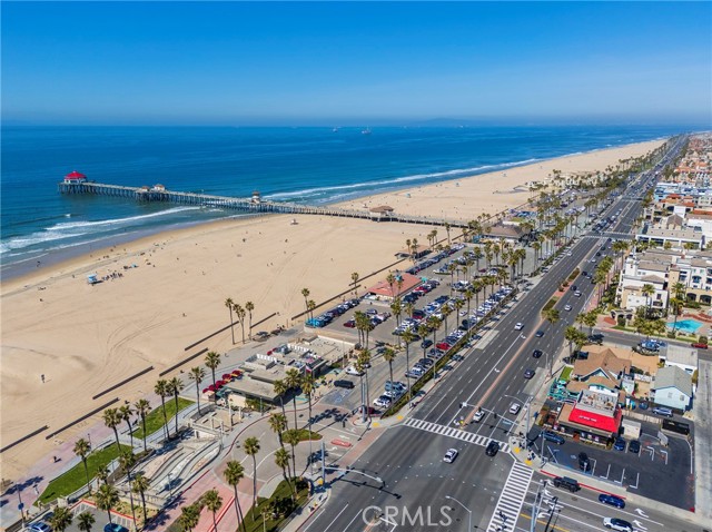 Detail Gallery Image 4 of 6 For 1118 California, Huntington Beach,  CA 92648 - 4 Beds | 3/1 Baths