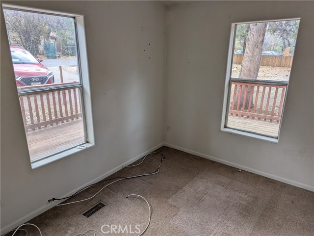 Detail Gallery Image 11 of 15 For 443 Holmes Ln, Sugarloaf,  CA 92386 - 3 Beds | 2 Baths