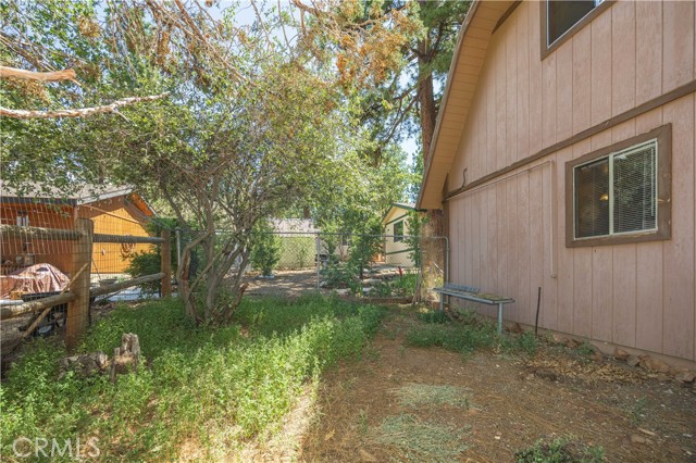809 San Bernardino Avenue, Sugarloaf CA: https://media.crmls.org/medias/fae587ac-943d-4c58-a1f9-e5e1f74e7300.jpg