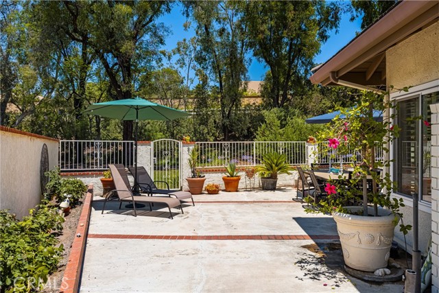8009 E Eucalyptus Trail, Orange CA: https://media.crmls.org/medias/fae5b76c-6fb8-4b74-be0f-21033bd71cb4.jpg