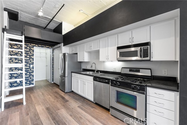 420 S San Pedro Street, Los Angeles CA: https://media.crmls.org/medias/fae74fc3-2929-45be-8318-2407670208b7.jpg